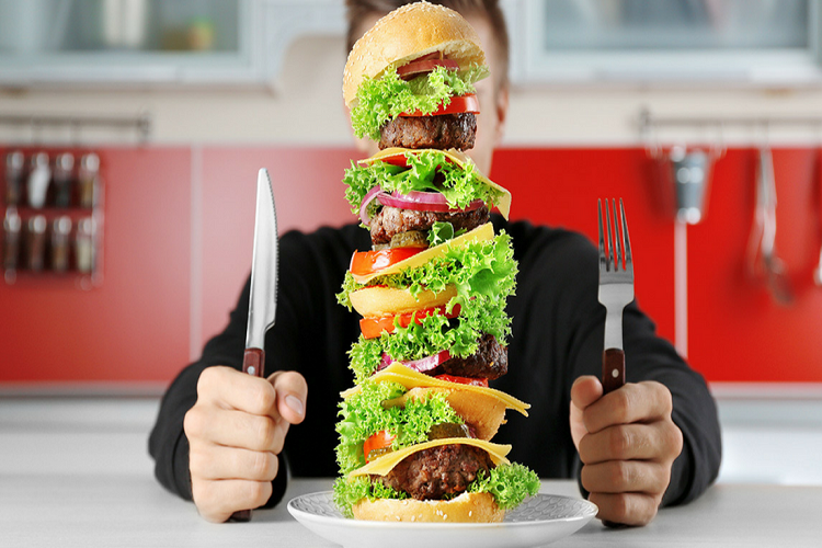 پرخوری و عادت‌های غلط غذایی را کنار بگذارید، افزایش وزن در کمین شماست