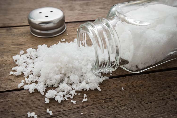نگاهی جامع به فواید و عوارض مصرف نمک برای سلامتی