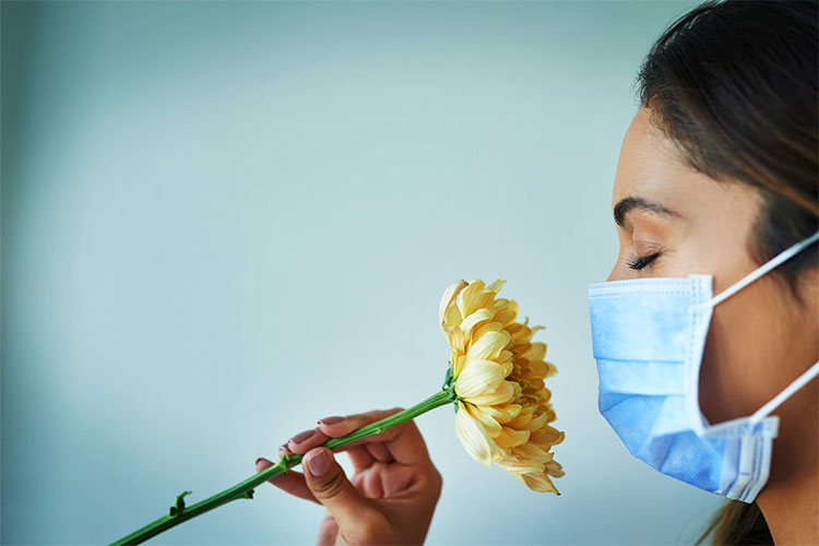 چرا ویروس کرونا (کووید 19) منجر می‌شود مردم  حس بویایی خود را از دست بدهند؟