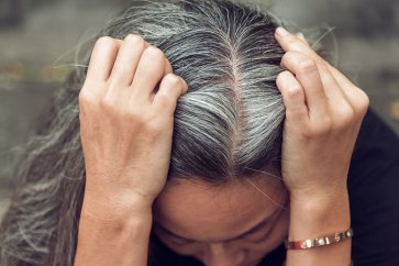 علل سفید شدن زود هنگام مو و راه‌کارهای درمانی آن چیست