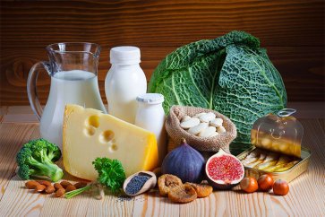 به غیر از شیر و محصولات لبنی، کلسیم در چه مواد غذایی گیاهی یافت می‌شود؟
