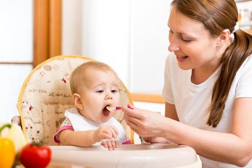 نکاتی مهم در رابطه با شروع غذای کمکی و مقدماتش برای نوزادان که مادران باید بدانند